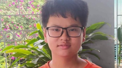 Học sinh lớp 7 lao vào cứu cụ ông ra khỏi đường ray khi đoàn tàu lao tới - Ảnh 1. Học sinh lớp 7 lao vào cứu cụ ông ra khỏi đường ray khi đoàn tàu lao tới - Ảnh 1.