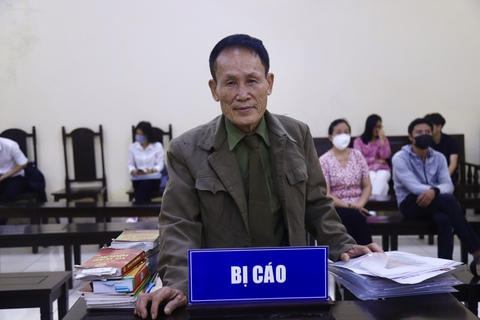 Ông Hiệp khùng bị đề nghị 9-10 năm tù vụ cháy nhà trọ khiến hai vợ chồng chết - Ảnh 1. Ông Hiệp khùng bị đề nghị 9-10 năm tù vụ cháy nhà trọ khiến hai vợ chồng chết - Ảnh 1.