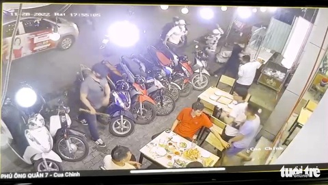 Hàng chục người đập phá tan tành quán nhậu ở quận 7, khách coi World Cup chạy tán loạn - Ảnh 4. Hàng chục người đập phá tan tành quán nhậu ở quận 7, khách coi World Cup chạy tán loạn - Ảnh 4.