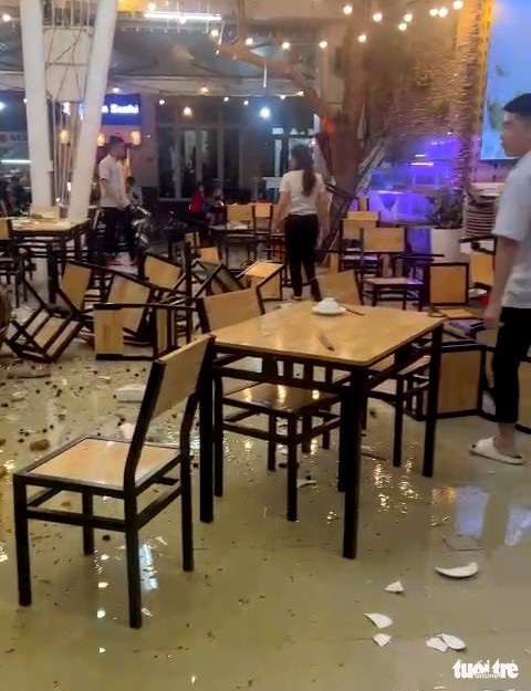 Hàng chục người đập phá tan tành quán nhậu ở quận 7, khách coi World Cup chạy tán loạn - Ảnh 5. Hàng chục người đập phá tan tành quán nhậu ở quận 7, khách coi World Cup chạy tán loạn - Ảnh 5.