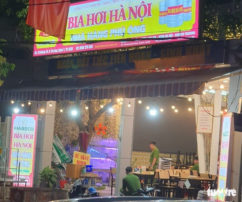 Hàng chục người đập phá tan tành quán nhậu ở quận 7, khách coi World Cup chạy tán loạn - Ảnh 6. Hàng chục người đập phá tan tành quán nhậu ở quận 7, khách coi World Cup chạy tán loạn - Ảnh 6.