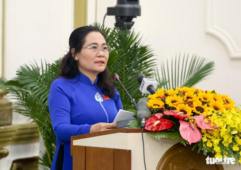 Chủ tịch HĐND TP.HCM muốn không còn tờ rơi dán trên cột điện, tường rào - Ảnh 2. Chủ tịch HĐND TP.HCM muốn không còn tờ rơi dán trên cột điện, tường rào - Ảnh 2.