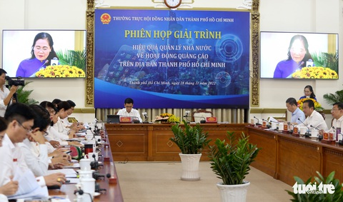 Chủ tịch HĐND TP.HCM muốn không còn tờ rơi dán trên cột điện, tường rào - Ảnh 1. Chủ tịch HĐND TP.HCM muốn không còn tờ rơi dán trên cột điện, tường rào - Ảnh 1.