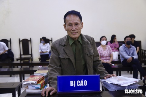 Ông Hiệp khùng bị xét xử trong vụ cháy nhà trọ khiến 2 vợ chồng chết - Ảnh 1. Ông Hiệp khùng bị xét xử trong vụ cháy nhà trọ khiến 2 vợ chồng chết - Ảnh 1.