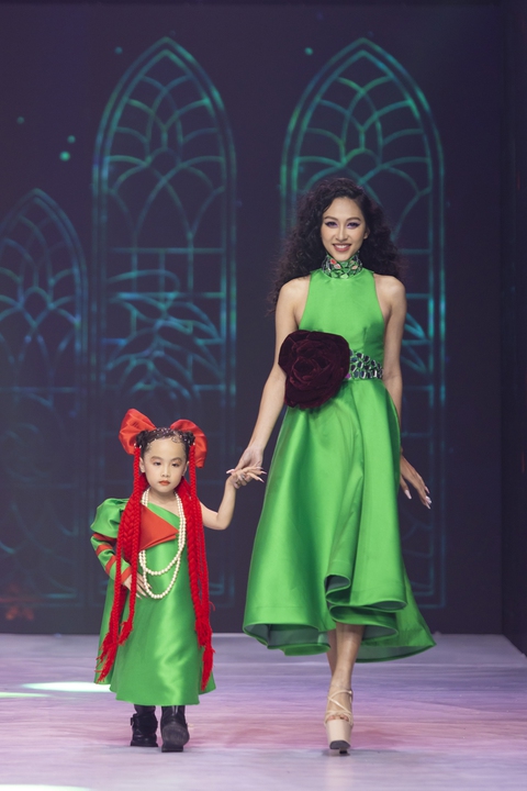 Siêu mẫu Bùi Quỳnh Hoa đánh rơi giày và màn xử lý cực đỉnh - Ảnh 9. Siêu mẫu Bùi Quỳnh Hoa đánh rơi giày và màn xử lý cực đỉnh - Ảnh 9.