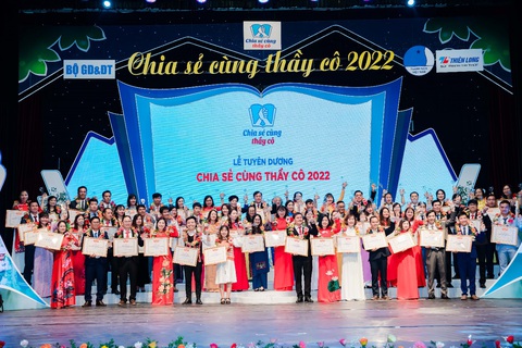 ‘Chia sẻ cùng thầy cô’ năm 2022: Vinh danh nhà giáo để gìn giữ truyền thống tôn sư trọng đạo - Ảnh 2. ‘Chia sẻ cùng thầy cô’ năm 2022: Vinh danh nhà giáo để gìn giữ truyền thống tôn sư trọng đạo - Ảnh 2.