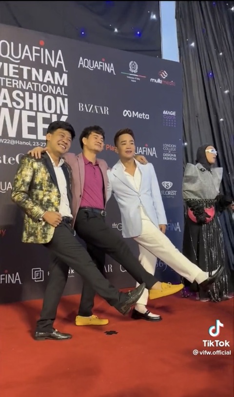 Mặc đồ như đi đám cưới dự show thời trang, sao Việt bị netizen ghẹo - Ảnh 9. Mặc đồ như đi đám cưới dự show thời trang, sao Việt bị netizen ghẹo - Ảnh 9.