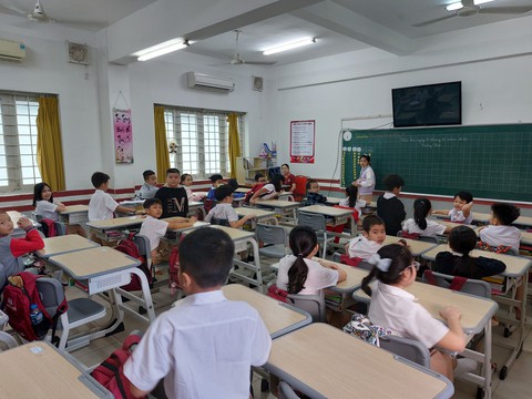 Học sinh iSchool Nha Trang đã trở lại trường sau vụ ngộ độc - Ảnh 4. Học sinh iSchool Nha Trang đã trở lại trường sau vụ ngộ độc - Ảnh 4.