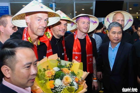 Marco Reus cùng các cầu thủ Borussia Dortmund thích thú với chiếc nón lá khi đến Việt Nam - Ảnh 1. Marco Reus cùng các cầu thủ Borussia Dortmund thích thú với chiếc nón lá khi đến Việt Nam - Ảnh 1.