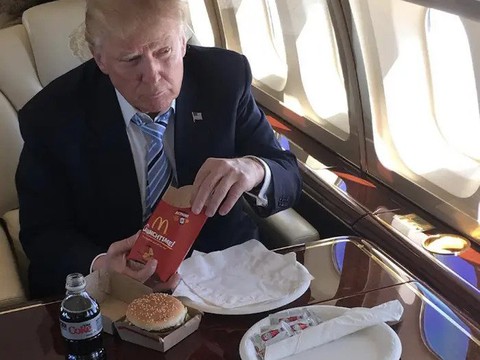 Bên trong chiếc Trump Force One: Dinh thự trên không của cựu tổng thống Donald Trump - Ảnh 13. Bên trong chiếc Trump Force One: Dinh thự trên không của cựu tổng thống Donald Trump - Ảnh 13.