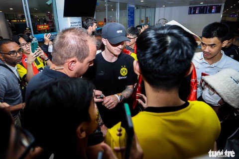 Marco Reus cùng các cầu thủ Borussia Dortmund thích thú với chiếc nón lá khi đến Việt Nam - Ảnh 3. Marco Reus cùng các cầu thủ Borussia Dortmund thích thú với chiếc nón lá khi đến Việt Nam - Ảnh 3.