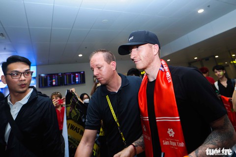 Marco Reus cùng các cầu thủ Borussia Dortmund thích thú với chiếc nón lá khi đến Việt Nam - Ảnh 5. Marco Reus cùng các cầu thủ Borussia Dortmund thích thú với chiếc nón lá khi đến Việt Nam - Ảnh 5.