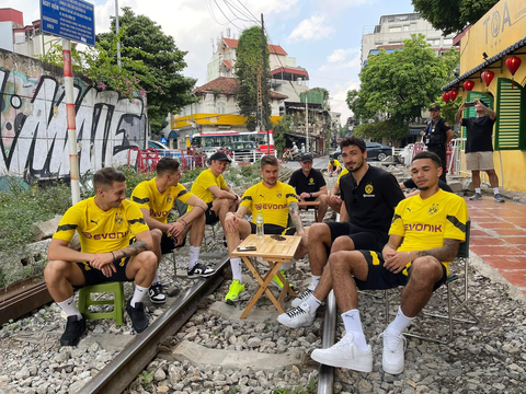 Dortmund nhập gia tùy tục, đi cà phê đường tàu khi vừa đến Việt Nam - Ảnh 1. Dortmund nhập gia tùy tục, đi cà phê đường tàu khi vừa đến Việt Nam - Ảnh 1.