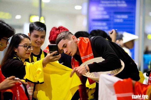 Marco Reus cùng các cầu thủ Borussia Dortmund thích thú với chiếc nón lá khi đến Việt Nam - Ảnh 6. Marco Reus cùng các cầu thủ Borussia Dortmund thích thú với chiếc nón lá khi đến Việt Nam - Ảnh 6.