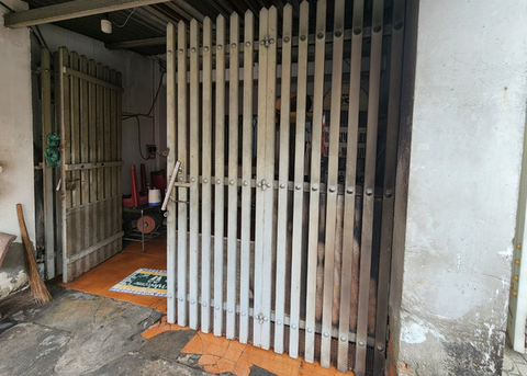 Người đàn ông đổ xăng đốt cửa nhà dân ở quận Tân Phú, TP.HCM - Ảnh 4. Người đàn ông đổ xăng đốt cửa nhà dân ở quận Tân Phú, TP.HCM - Ảnh 4.
