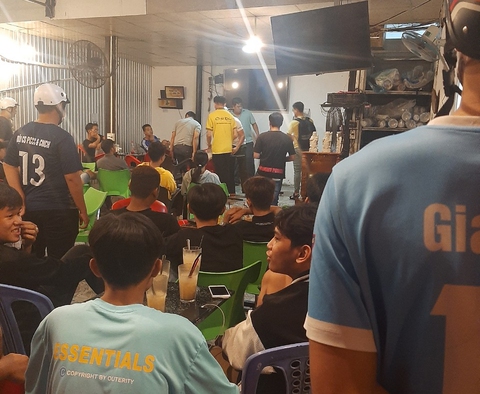 Bắt nhóm người cá độ bóng đá mùa World Cup trong quán cà phê - Ảnh 1. Bắt nhóm người cá độ bóng đá mùa World Cup trong quán cà phê - Ảnh 1.