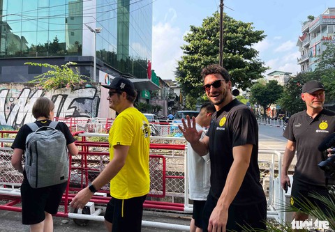 Cầu thủ Borussia Dortmund ngồi xích lô dạo hồ Gươm, thăm đền Ngọc Sơn - Ảnh 8. Cầu thủ Borussia Dortmund ngồi xích lô dạo hồ Gươm, thăm đền Ngọc Sơn - Ảnh 8.