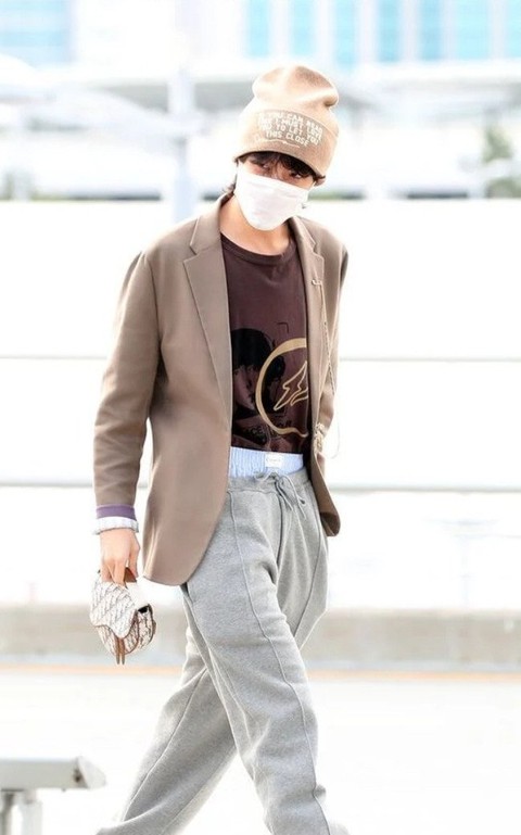 J Hope (BTS) khoe phong cách thời trang tức cười với chiếc quần hai tầng - Ảnh 2. J Hope (BTS) khoe phong cách thời trang tức cười với chiếc quần hai tầng - Ảnh 2.