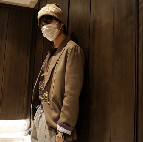 J Hope (BTS) khoe phong cách thời trang tức cười với chiếc quần hai tầng - Ảnh 4. J Hope (BTS) khoe phong cách thời trang tức cười với chiếc quần hai tầng - Ảnh 4.