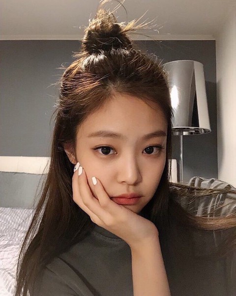 Jennie (BLACKPINK) tiết lộ món đồ ăn luôn mang theo trong túi xách - Ảnh 2. Jennie (BLACKPINK) tiết lộ món đồ ăn luôn mang theo trong túi xách - Ảnh 2.