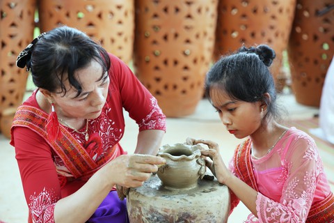 Nghệ thuật làm gốm của người Chăm được UNESCO ghi vào danh mục di sản cần bảo vệ khẩn cấp - Ảnh 4. Nghệ thuật làm gốm của người Chăm được UNESCO ghi vào danh mục di sản cần bảo vệ khẩn cấp - Ảnh 4.
