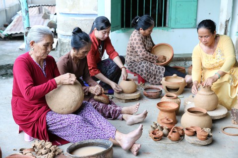 Nghệ thuật làm gốm của người Chăm được UNESCO ghi vào danh mục di sản cần bảo vệ khẩn cấp - Ảnh 1. Nghệ thuật làm gốm của người Chăm được UNESCO ghi vào danh mục di sản cần bảo vệ khẩn cấp - Ảnh 1.