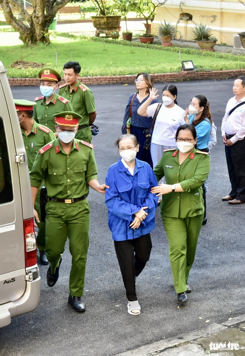 Cựu giám đốc Bệnh viện Mắt không đồng ý với nội dung cáo trạng - Ảnh 2. Cựu giám đốc Bệnh viện Mắt không đồng ý với nội dung cáo trạng - Ảnh 2.