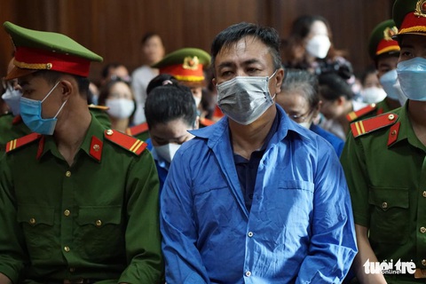Cựu giám đốc Bệnh viện Mắt không đồng ý với nội dung cáo trạng - Ảnh 1. Cựu giám đốc Bệnh viện Mắt không đồng ý với nội dung cáo trạng - Ảnh 1.