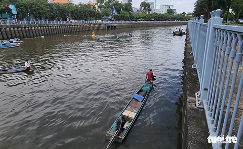 Xuyệt điện đánh bắt cá vẫn tung hoành trên kênh Nhiêu Lộc - Thị Nghè giữa ban ngày - Ảnh 1. Xuyệt điện đánh bắt cá vẫn tung hoành trên kênh Nhiêu Lộc - Thị Nghè giữa ban ngày - Ảnh 1.