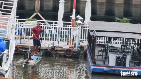Xuyệt điện đánh bắt cá vẫn tung hoành trên kênh Nhiêu Lộc - Thị Nghè giữa ban ngày - Ảnh 7. Xuyệt điện đánh bắt cá vẫn tung hoành trên kênh Nhiêu Lộc - Thị Nghè giữa ban ngày - Ảnh 7.