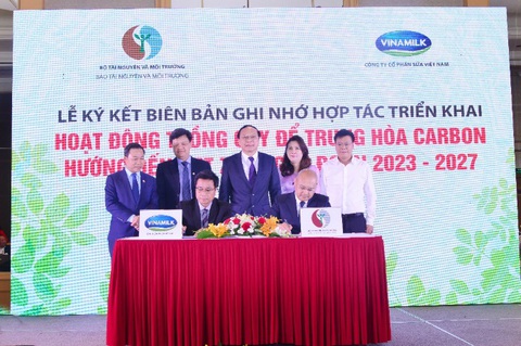 Hướng đến mục tiêu Net Zero 2050, Vinamilk dành 15 tỉ đồng trồng cây để trung hòa carbon - Ảnh 1. Hướng đến mục tiêu Net Zero 2050, Vinamilk dành 15 tỉ đồng trồng cây để trung hòa carbon - Ảnh 1.
