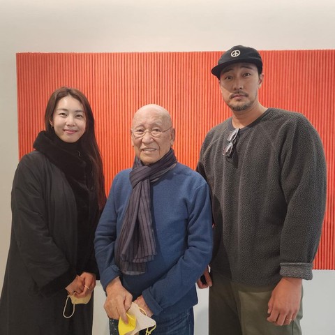 Diện mạo khó ngờ của So Ji Sub khi lần đầu xuất hiện cùng vợ sau kết hôn - Ảnh 2. Diện mạo khó ngờ của So Ji Sub khi lần đầu xuất hiện cùng vợ sau kết hôn - Ảnh 2.