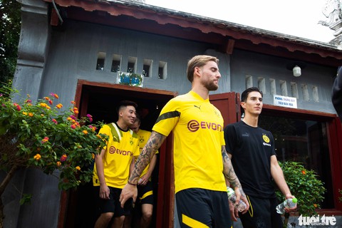 Cầu thủ Borussia Dortmund ngồi xích lô dạo hồ Gươm, thăm đền Ngọc Sơn - Ảnh 2. Cầu thủ Borussia Dortmund ngồi xích lô dạo hồ Gươm, thăm đền Ngọc Sơn - Ảnh 2.