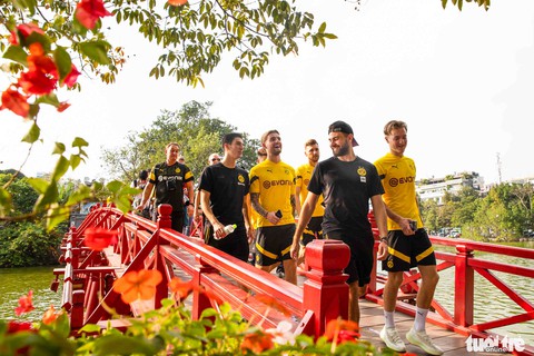 Cầu thủ Borussia Dortmund ngồi xích lô dạo hồ Gươm, thăm đền Ngọc Sơn - Ảnh 1. Cầu thủ Borussia Dortmund ngồi xích lô dạo hồ Gươm, thăm đền Ngọc Sơn - Ảnh 1.