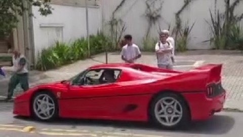 Siêu xe Ferrari đắt giá chết máy giữa đường, nhiều người xúm tay vào đẩy hộ - Ảnh 1. Siêu xe Ferrari đắt giá chết máy giữa đường, nhiều người xúm tay vào đẩy hộ - Ảnh 1.