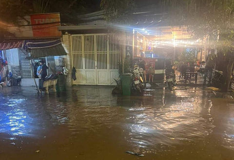 Nước ngập lênh láng tại phường Linh Đông, TP Thủ Đức - Ảnh 4. Nước ngập lênh láng tại phường Linh Đông, TP Thủ Đức - Ảnh 4.