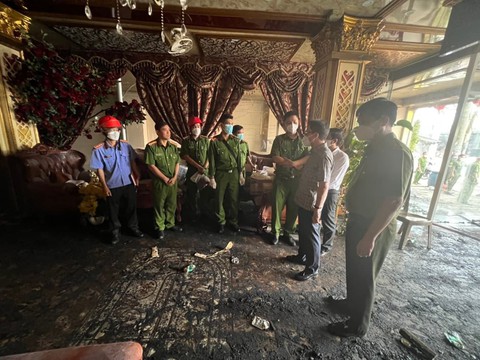 Công an chỉ ra những dấu hiệu vi phạm trong vụ cháy karaoke 32 người chết - Ảnh 1. Công an chỉ ra những dấu hiệu vi phạm trong vụ cháy karaoke 32 người chết - Ảnh 1.