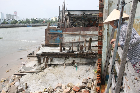 Sóng đánh sập 3 nhà dân, gần 40 hộ bị ảnh hưởng tại Nha Trang - Ảnh 3. Sóng đánh sập 3 nhà dân, gần 40 hộ bị ảnh hưởng tại Nha Trang - Ảnh 3.