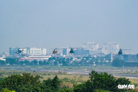Loạt tiêm kích Su30-MK2 và trực thăng Mi diễn tập trên bầu trời Hà Nội - Ảnh 5. Loạt tiêm kích Su30-MK2 và trực thăng Mi diễn tập trên bầu trời Hà Nội - Ảnh 5.