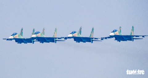 Loạt tiêm kích Su30-MK2 và trực thăng Mi diễn tập trên bầu trời Hà Nội - Ảnh 1. Loạt tiêm kích Su30-MK2 và trực thăng Mi diễn tập trên bầu trời Hà Nội - Ảnh 1.