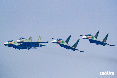 Loạt tiêm kích Su30-MK2 và trực thăng Mi diễn tập trên bầu trời Hà Nội - Ảnh 3. Loạt tiêm kích Su30-MK2 và trực thăng Mi diễn tập trên bầu trời Hà Nội - Ảnh 3.