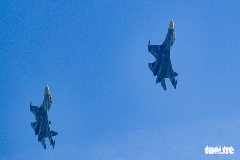 Loạt tiêm kích Su30-MK2 và trực thăng Mi diễn tập trên bầu trời Hà Nội - Ảnh 4. Loạt tiêm kích Su30-MK2 và trực thăng Mi diễn tập trên bầu trời Hà Nội - Ảnh 4.
