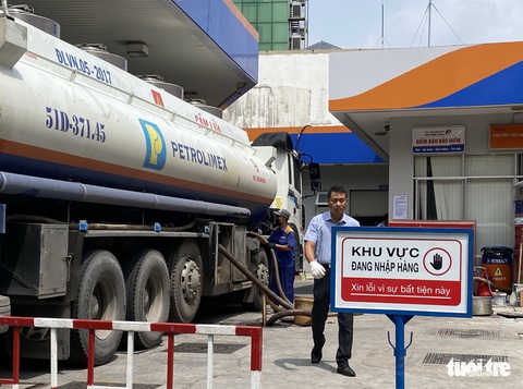 Cần có câu trả lời về chuyện xăng dầu - Ảnh 1. Cần có câu trả lời về chuyện xăng dầu - Ảnh 1.