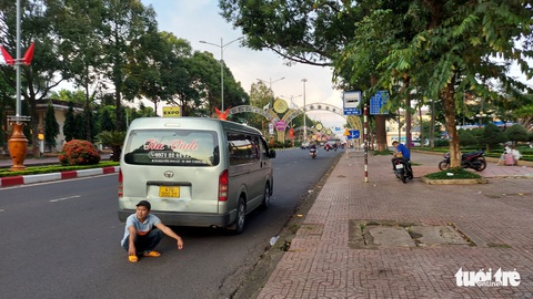 Náo nhiệt xe dù, bến cóc, cơ quan chức năng lại than khó xử lý - Ảnh 1. Náo nhiệt xe dù, bến cóc, cơ quan chức năng lại than khó xử lý - Ảnh 1.