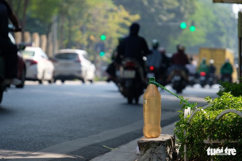 1,7km mọc gần 20 trạm xăng tự phát, người dân ‘nhắm mắt’ đổ xăng giá trên trời - Ảnh 1. 1,7km mọc gần 20 trạm xăng tự phát, người dân ‘nhắm mắt’ đổ xăng giá trên trời - Ảnh 1.