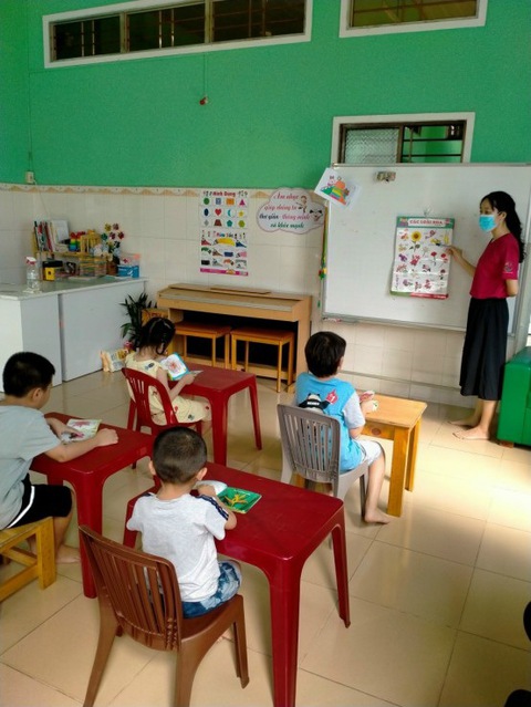 Cô giáo hỗ trợ trẻ chậm nói - Ảnh 1. Cô giáo hỗ trợ trẻ chậm nói - Ảnh 1.