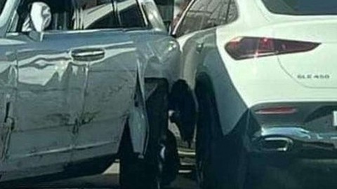 Xe Mercedes-Benz đâm rụng bánh Rolls-Royce - Tai nạn hàng chục nghìn USD - Ảnh 2. Xe Mercedes-Benz đâm rụng bánh Rolls-Royce - Tai nạn hàng chục nghìn USD - Ảnh 2.