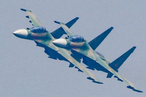 Loạt tiêm kích Su30-MK2 và trực thăng Mi diễn tập trên bầu trời Hà Nội - Ảnh 2. Loạt tiêm kích Su30-MK2 và trực thăng Mi diễn tập trên bầu trời Hà Nội - Ảnh 2.
