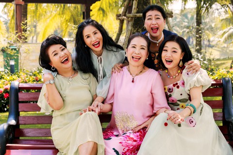 Thêm lạc quan, yêu đời cùng Kim Xuân và ‘hội chị em’ của sitcom ‘Thanh xuân mãi cháy’ - Ảnh 1. Thêm lạc quan, yêu đời cùng Kim Xuân và ‘hội chị em’ của sitcom ‘Thanh xuân mãi cháy’ - Ảnh 1.