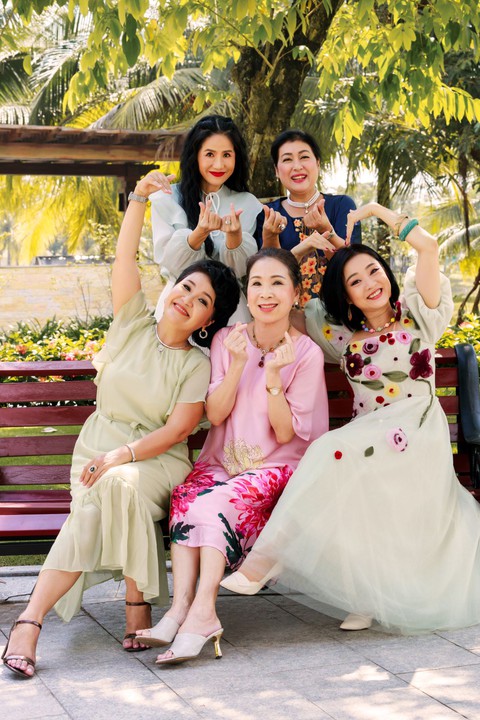 Thêm lạc quan, yêu đời cùng Kim Xuân và ‘hội chị em’ của sitcom ‘Thanh xuân mãi cháy’ - Ảnh 6. Thêm lạc quan, yêu đời cùng Kim Xuân và ‘hội chị em’ của sitcom ‘Thanh xuân mãi cháy’ - Ảnh 6.